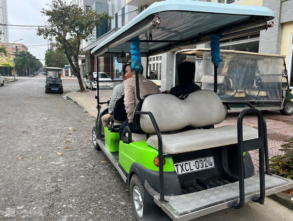 Xe điện bốn bánh ở Cửa Lò dừng hoạt động do thiếu đăng ký, đăng kiểm 