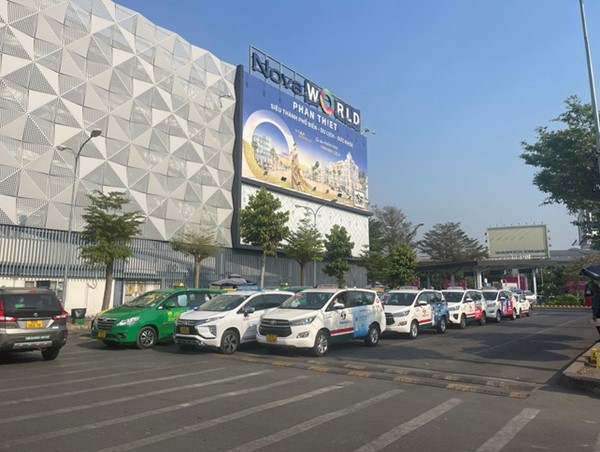 Bỏ kế hoạch thu thêm phí taxi ở Tân Sơn Nhất