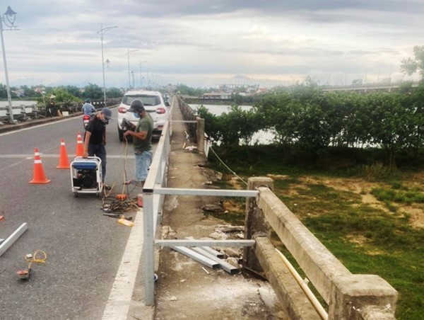 Lan can cầu qua sông Thu Bồn bị gãy