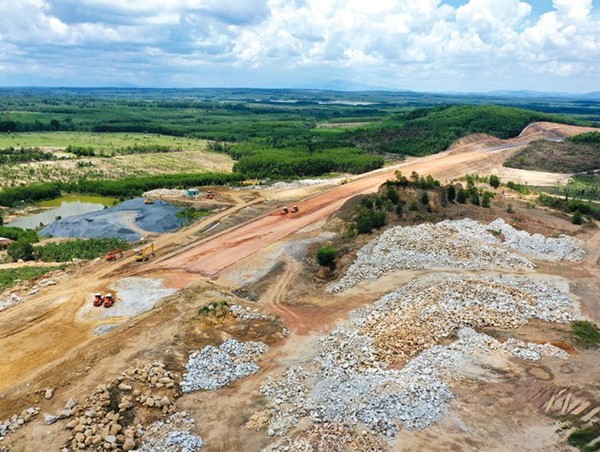 Chậm cấp phép mỏ đất, nguy cơ ảnh hưởng tiến độ cao tốc Quảng Ngãi - Hoài Nhơn 