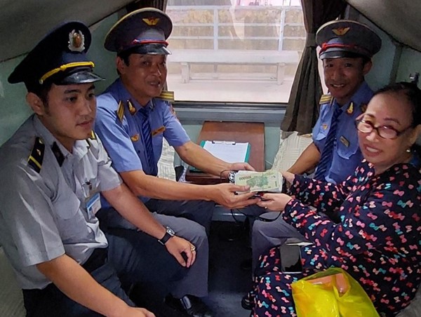 Nhân viên đường sắt trao trả lại tài sản cho khách đánh rơi