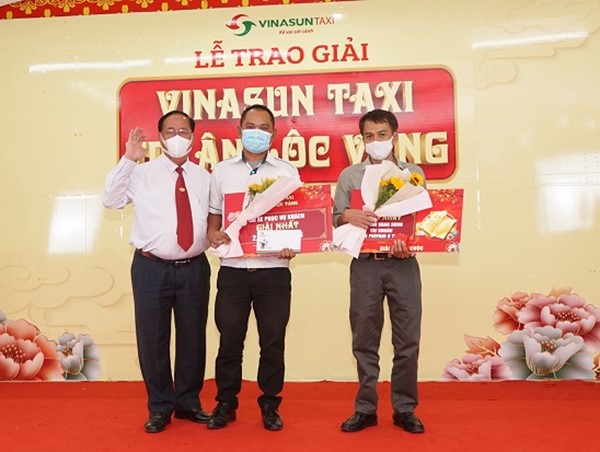 Taxi Vinasun “tri ân lộc vàng” cho hành khách và lái xe nhân dịp năm mới