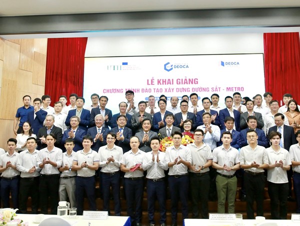 Khai giảng lớp chất lượng cao chuyên ngành Xây dựng đường sắt - metro