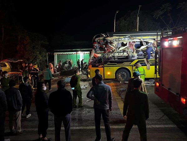 Cắm biển hạn chế tốc độ xe trên quốc lộ 2