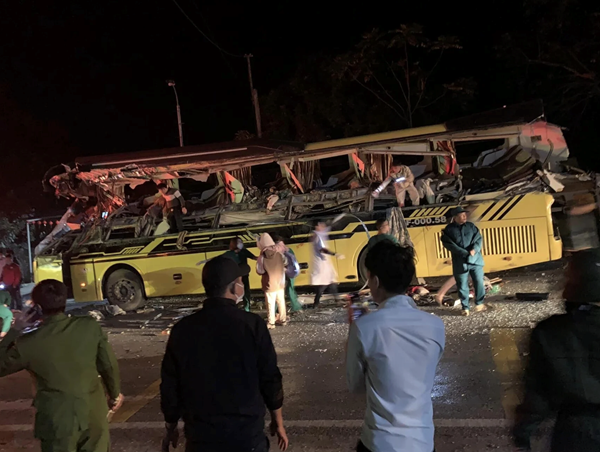 Ô tô giường nằm va chạm xe container, 5 người tử vong