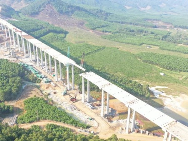 Hợp long cầu cạn có trụ cao nhất cao tốc Diễn Châu - Bãi Vọt