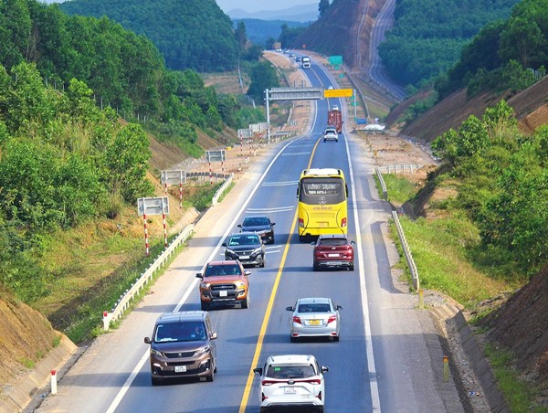 Cấm xe tải lớn đi vào cao tốc 2 làn xe: Phương án nào để giải quyết ?