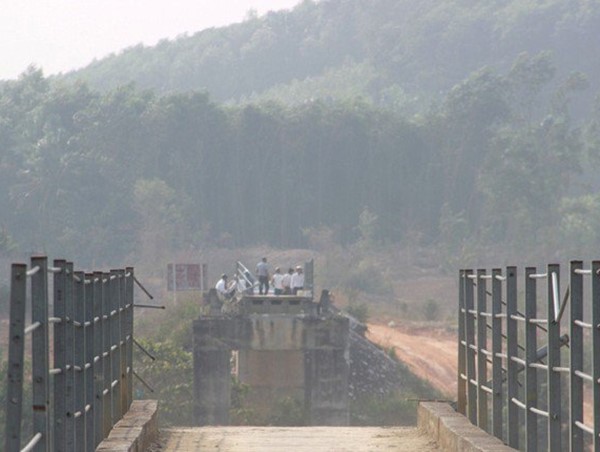 Nhiều người hiếu kỳ đến hiện trường sập cầu treo Kẻ Nính