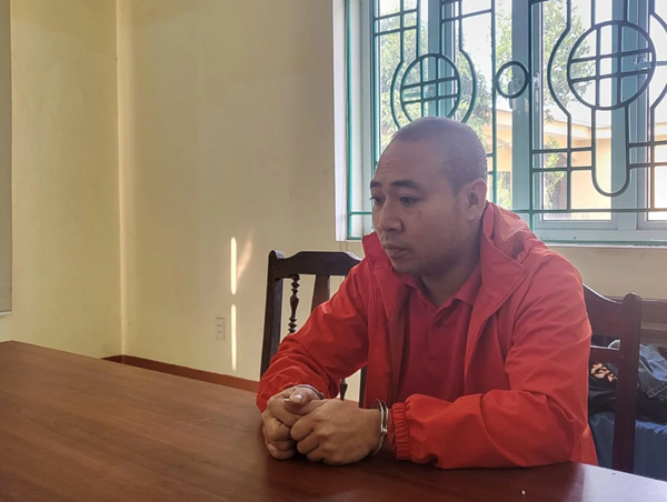 Lẻn vào ô tô của tài xế nữ khống chế cướp tài sản