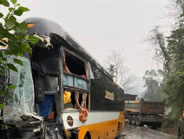 Xe khách biến dạng sau cú tông đuôi xe tải 