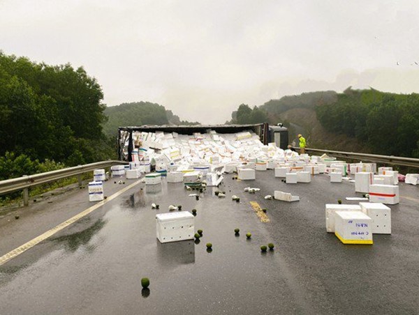 Xe tải lật chắn ngang cao tốc Cam Lộ - La Sơn