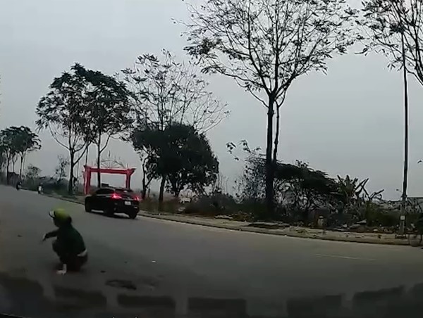 Ô tô hất văng người phụ nữ, “chồm” lên xe máy trên đường gom đại lộ Thăng Long