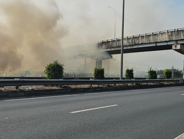 Cảnh báo nguy hiểm do đốt rác bừa bãi cạnh cao tốc Trung Lương - Mỹ Thuận