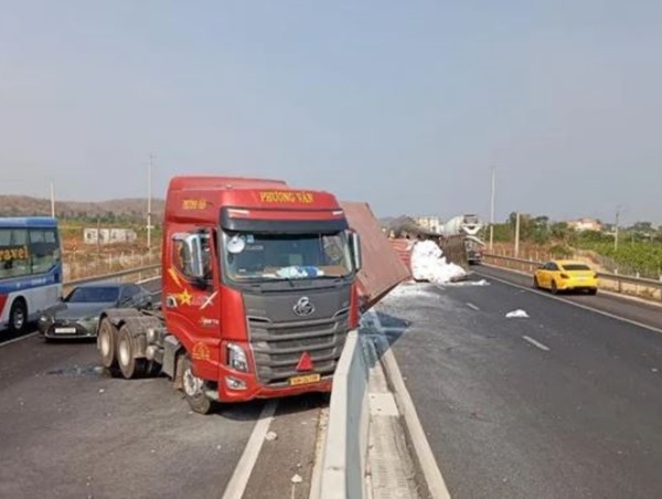 2 thùng container rơi xuống đường nằm chắn ngang cao tốc Phan Thiết - Dầu Giây