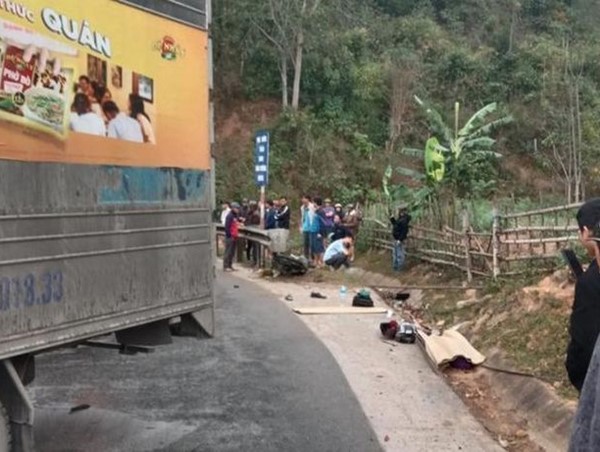 Hai vợ chồng tử vong sau va chạm với xe tải