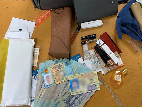 Trao trả hơn 50 triệu đồng cho hành khách bỏ quên ở sân bay Nội Bài