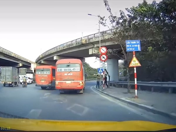 Hai phụ xe khách đuổi đánh nhau trên đường