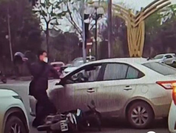 Đình chỉ công tác để điều tra vụ cán bộ hải quan đập vỡ kính ôtô sau va chạm