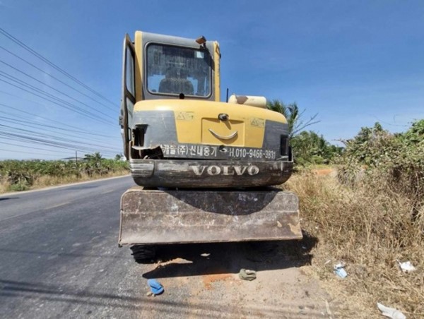 Tai nạn hi hữu: Máy xúc cán người đi bộ gây tử vong