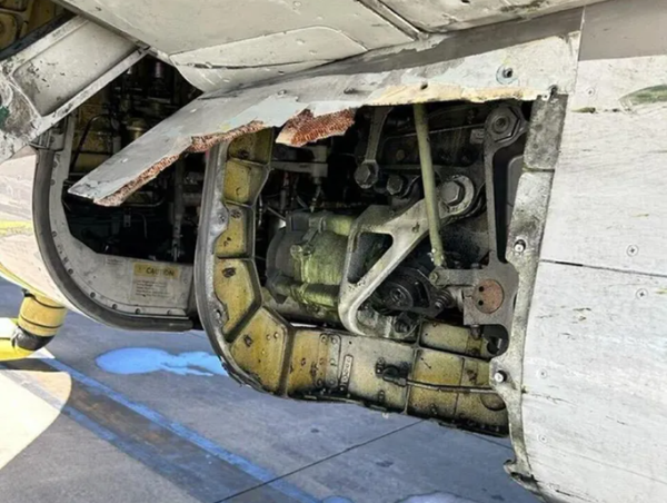Bất ngờ phát hiện máy bay Boeing mất một tấm vỏ thân khi hạ cánh
