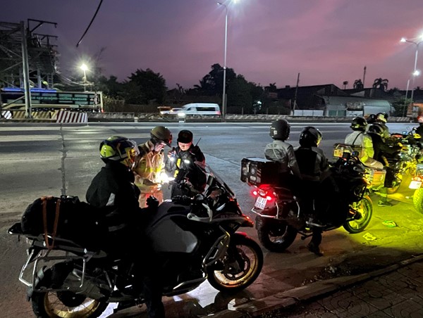 Xử phạt đoàn mô tô chạy quá tốc độ và không có giấy phép lái xe