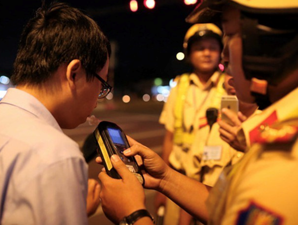 Bộ Giao thông trả lời kiến nghị “không tước bằng lái người vi phạm nồng độ cồn“