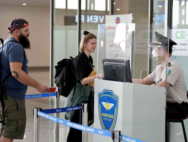 Kiểm soát chặt giấy tờ đi máy bay với khách nhập cảnh, quá cảnh