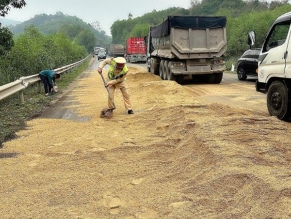 Cảnh sát giao thông kịp thời khắc phục hàng trăm mét dầu loang trên đường