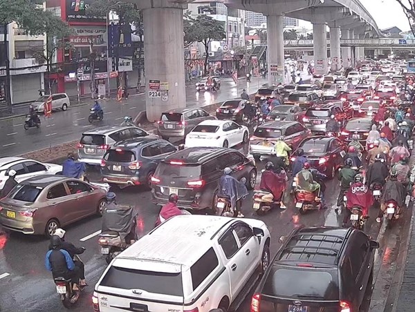 Hà Nội: Thời tiết mưa, rét khiến ùn tắc kéo dài, phương tiện nhích từng chút một