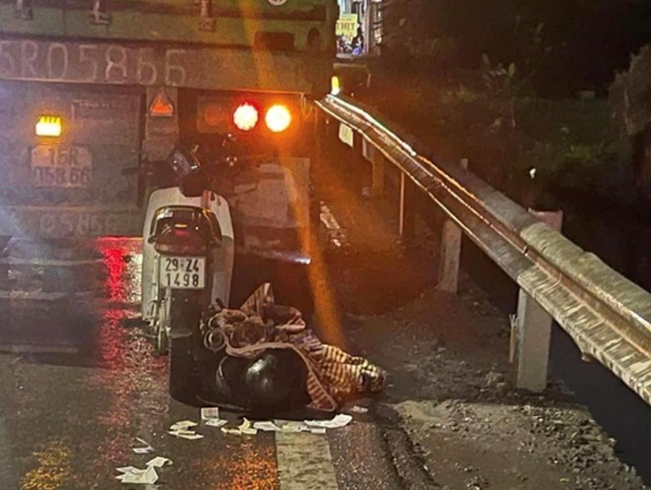 Chạy tốc độ cao, người đi xe máy tử vong do đâm vào đuôi container