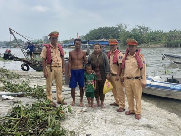 Đồng Tháp: Cảnh sát giao thông kịp thời cứu sống 3 người bị chìm ghe