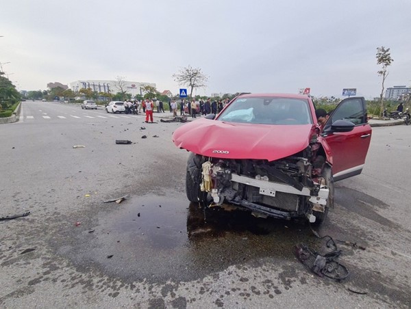 Quảng Bình: Xe ô tô nữ cán bộ Sở hết hạn đăng kiểm tông nát đầu xe khác