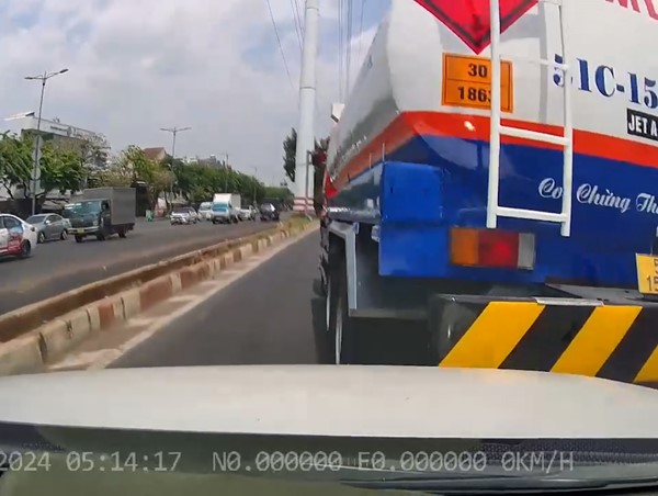 Thót tim chứng kiến cảnh xe bồn chở xăng dầu va chạm ô tô trên đường