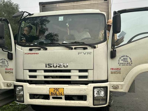 4 tài xế bị CSGT bắt giữ vì dừng ô tô trên cao tốc Hà Nội - Hải Phòng đánh bạc