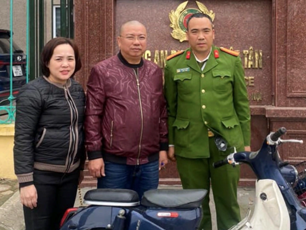 Nhận lại xe máy sau khi cho mượn và bị bỏ quên nhiều ngày tại vườn hoa