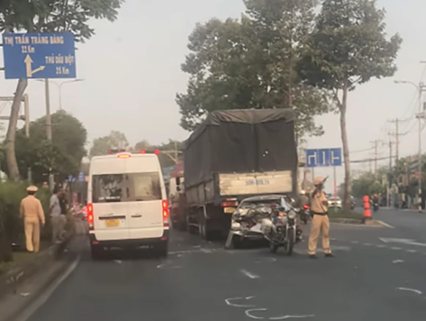  Xe con biến dạng, kẹt gầm xe tải sau cú tông liên hoàn 3 ô tô trên QL22