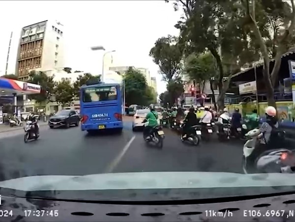 Xe buýt vượt ẩu ngay ngã tư, nhiều người sợ hãi