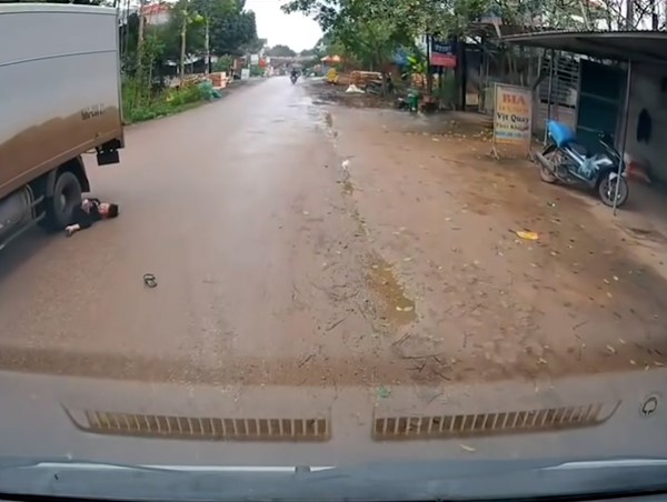 Chạy theo người nhà, bé trai lao thẳng sang đường lúc xe tải đi tới