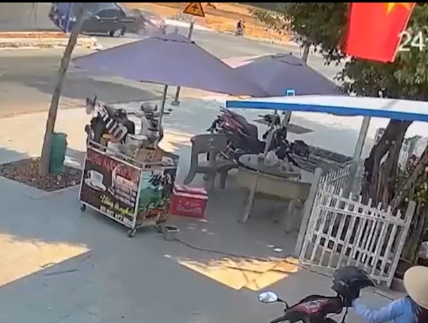 Va chạm giao thông, xe bán tải suýt lật rồi leo lên dải phân cách