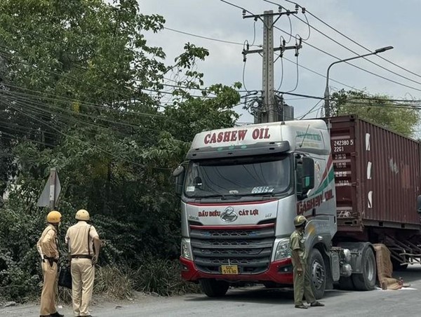 Xe đầu kéo va chạm xe máy, một bé gái tử vong