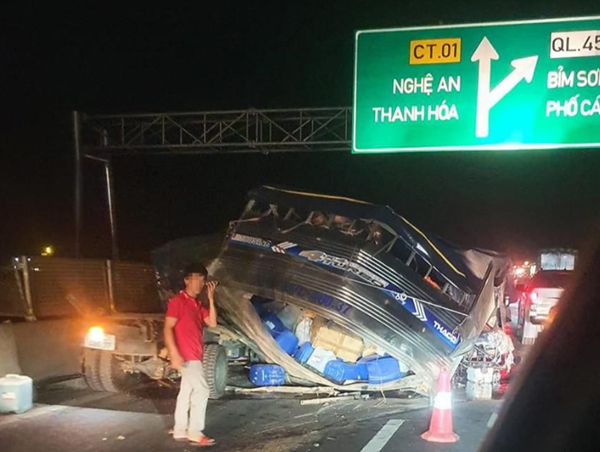 Tai nạn trên cao tốc Mai Sơn - QL45, xe tải nổ lốp bị húc biến dạng