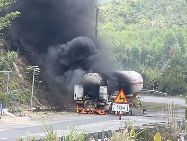 Xe bồn chở khí hoá lỏng bốc cháy dữ dội, khói đen bốc cao hàng chục mét