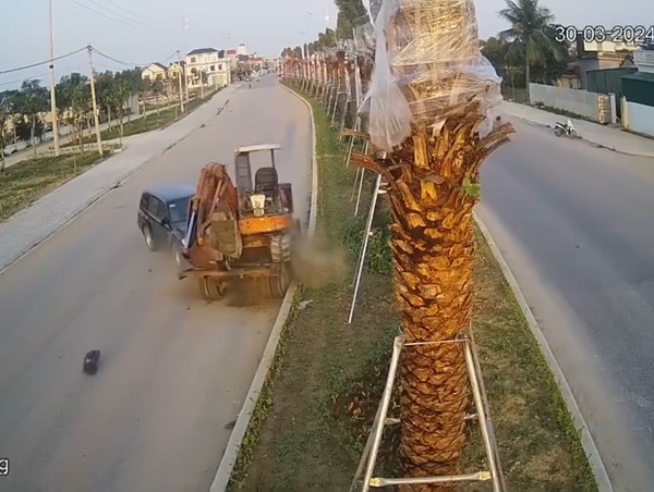 Xe công nông chở máy xúc đi ngược chiều, bị xe con tông trực diện