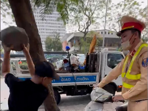 Làm rõ vụ con vi phạm giao thông, bố say xỉn đến chốt CSGT đập xe