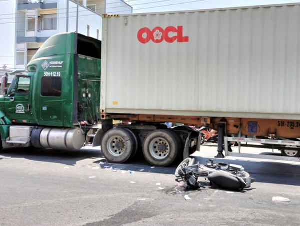 Va chạm giao thông, người phụ nữ bị xe container cán qua chân