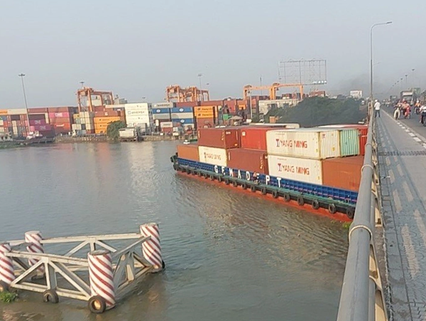 Cứu hộ tàu trọng tải 4.600 tấn bị đứt neo, mắc kẹt dưới gầm cầu Đồng Nai