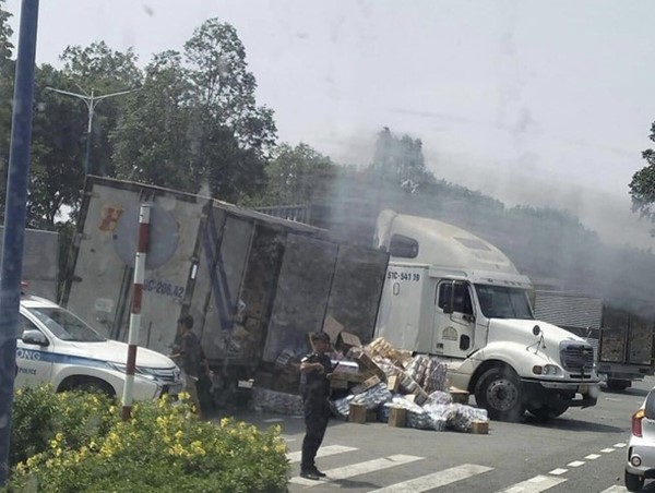 Giải cứu tài xế mắc kẹt trong cabin xe tải sau va chạm với xe container