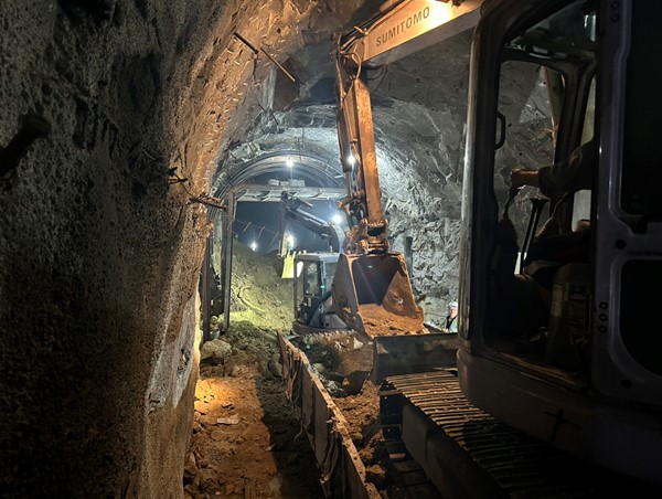 Đất đá tiếp tục đổ xuống hầm Bãi Gió, chưa thể thông tàu Thống Nhất