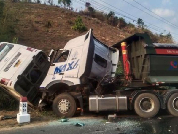 Xe khách và chạm với xe tải, nhiều người bị thương