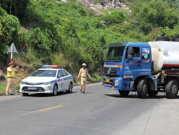 Hướng dẫn phương tiện lưu thông khi cấm xe qua đèo Cả để khắc phục sự cố sạt hầm